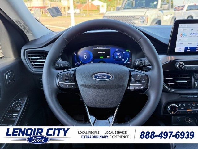 2022 Ford Escape Hybrid Titanium